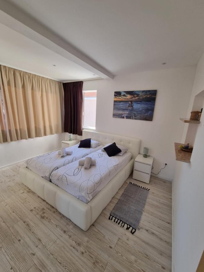 Bruno'S Poolside Apartments - Near Beach Трогір Екстер'єр фото