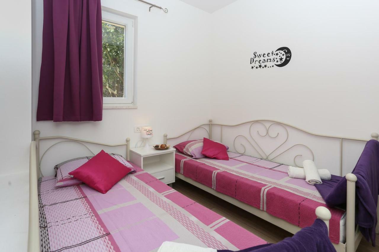 Bruno'S Poolside Apartments - Near Beach Трогір Екстер'єр фото